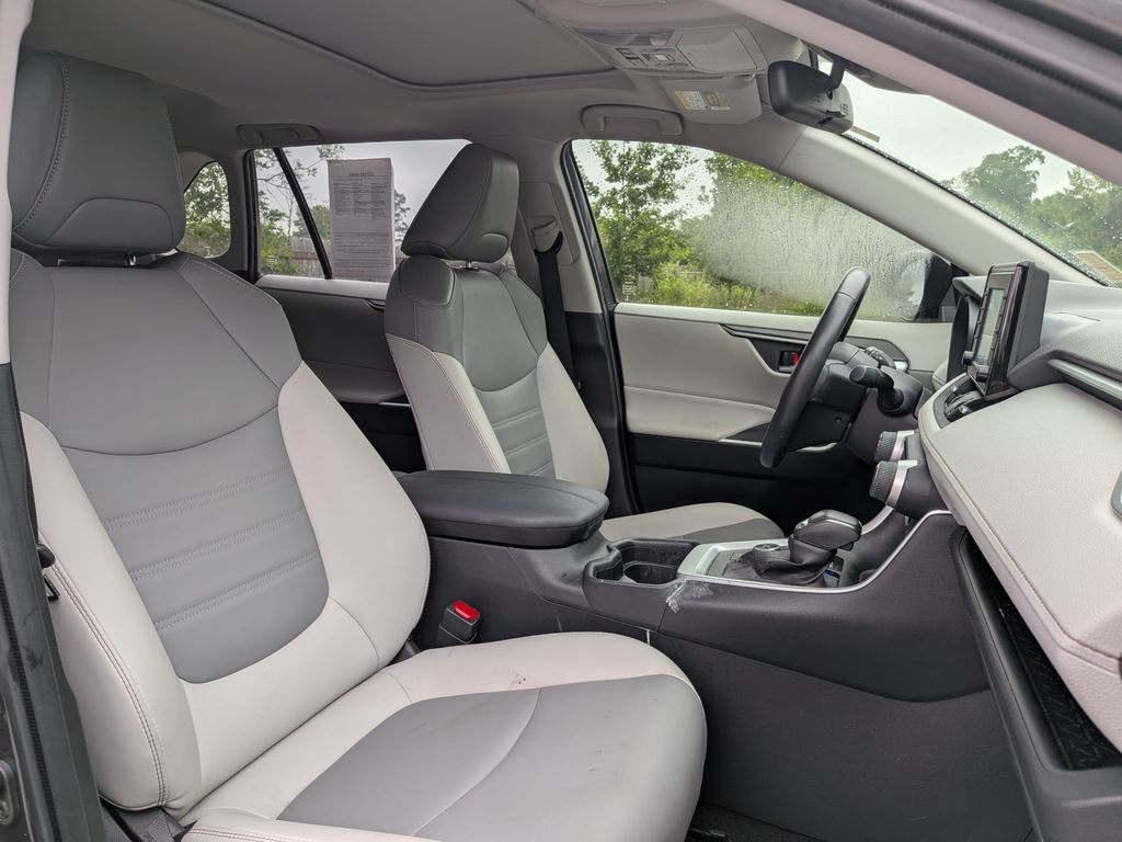 Used 2021 Toyota RAV4 XLE Premium AWD/4WD image 31