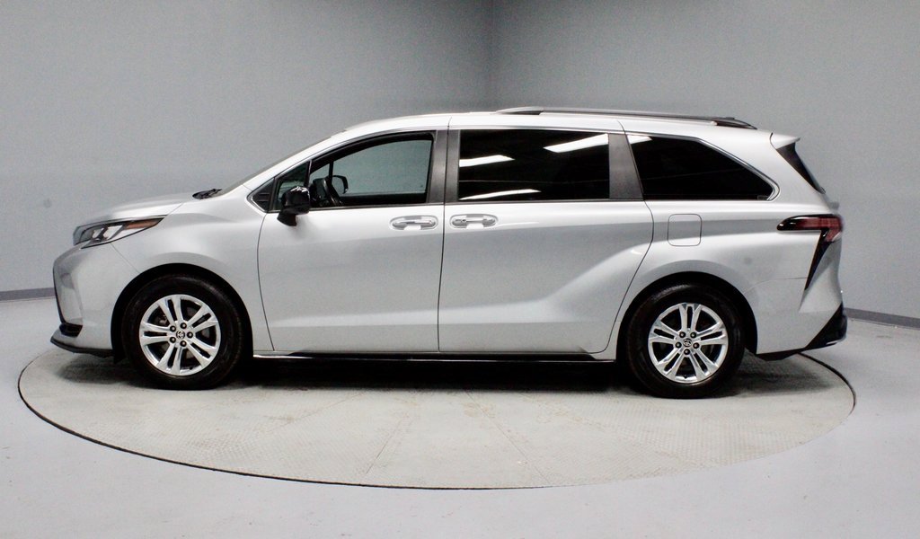 Used 2022 Toyota Sienna XSE image 9