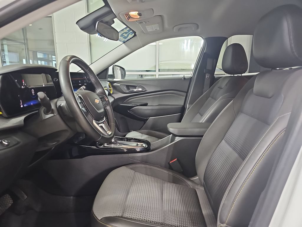 Certified 2025 Chevrolet Trax LT w/ Driver Confidence Package FWD image 18