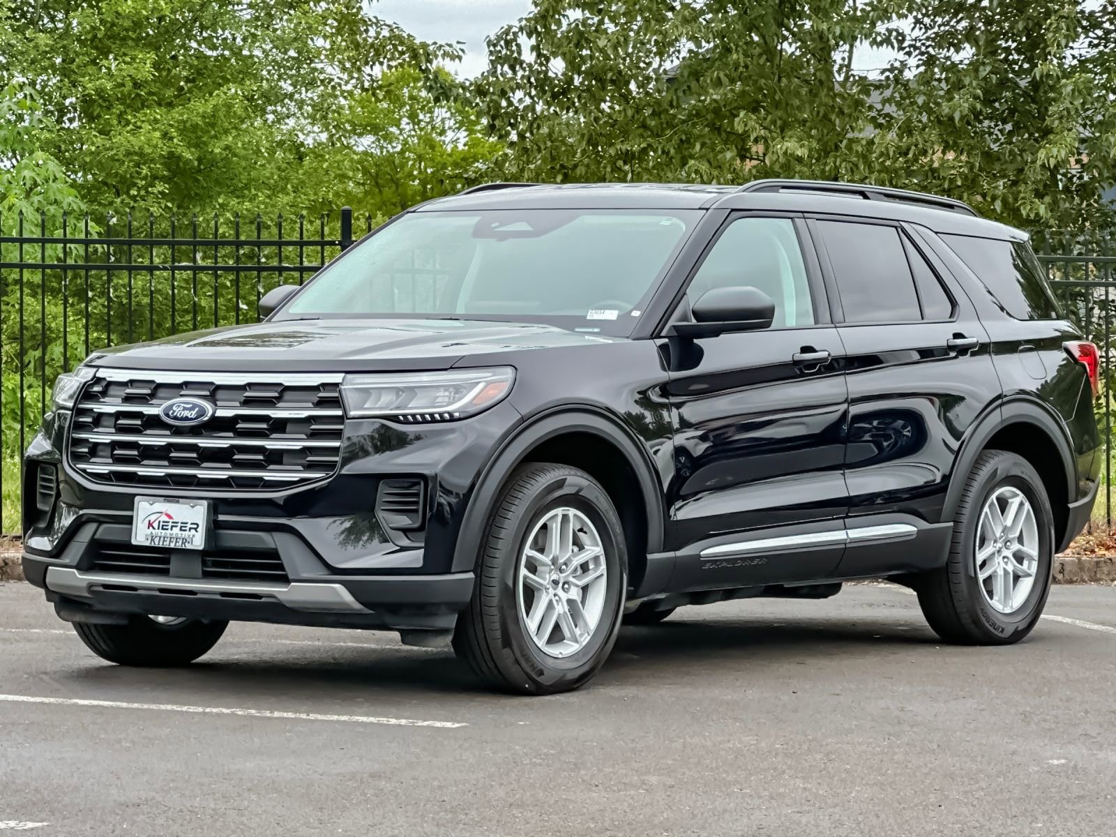 Used 2025 Ford Explorer Active AWD/4WD image 7
