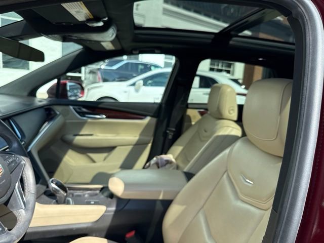 Used 2017 Cadillac XT5 Luxury w/ Driver Awareness Package FWD image 4