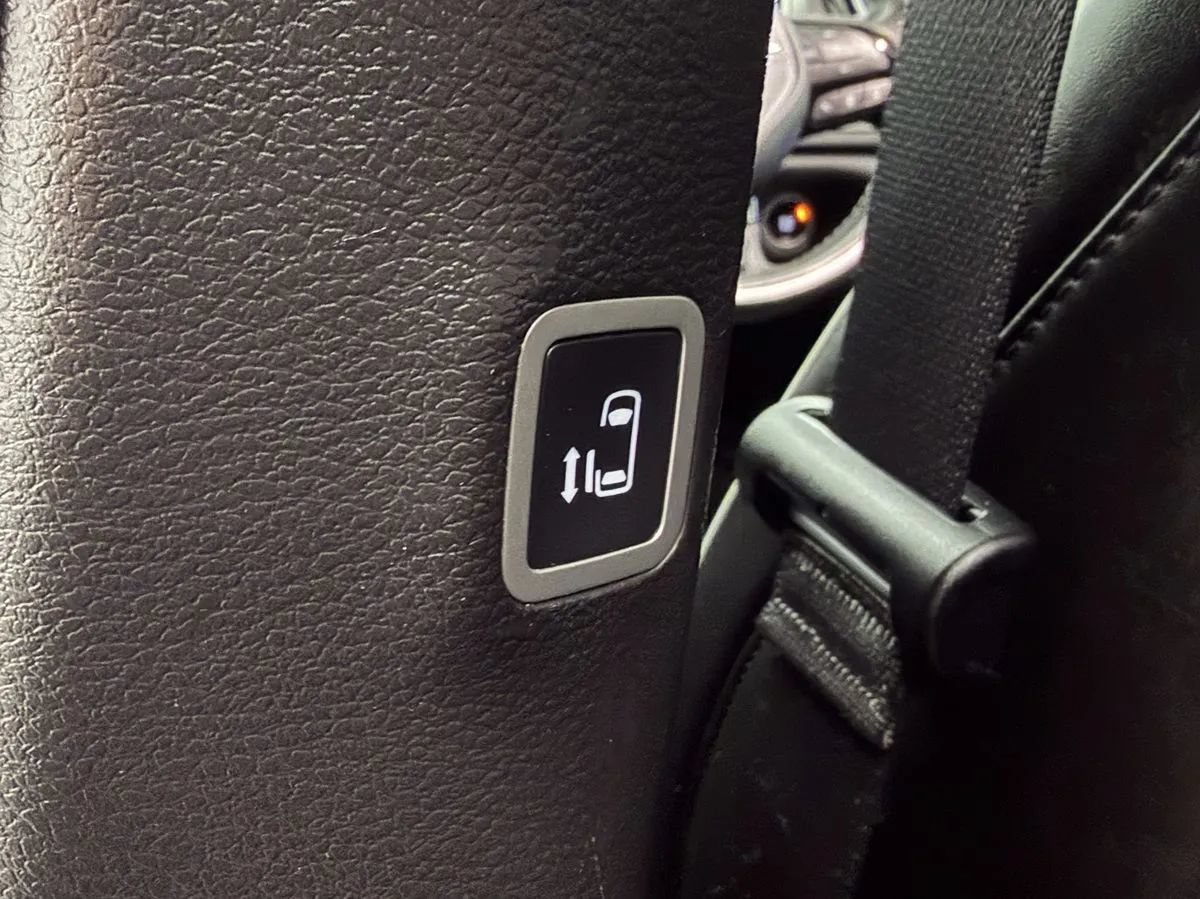 Used 2021 Chrysler Pacifica Limited w/ Uconnect Theater Family Group FWD image 29