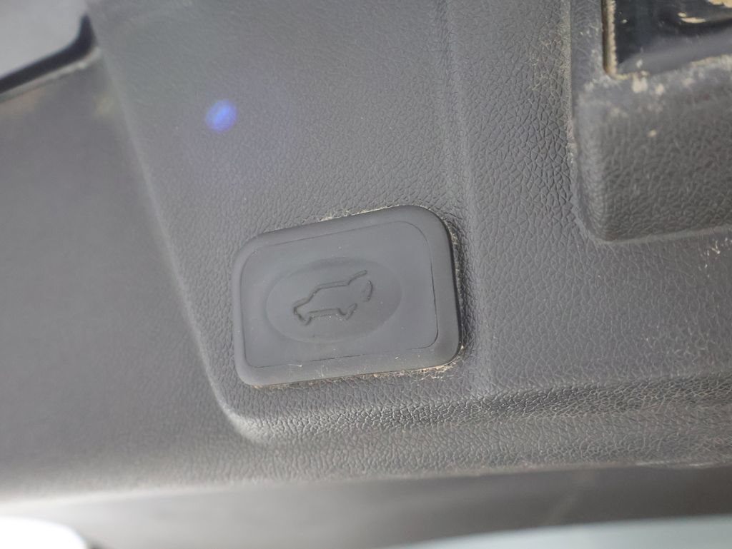 Used 2011 Chevrolet Traverse LTZ AWD/4WD image 11