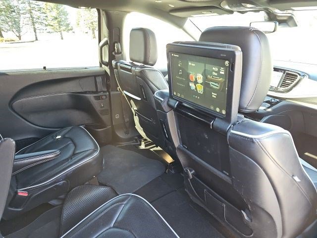 Used 2021 Chrysler Pacifica Limited w/ Uconnect Theater Family Group image 17