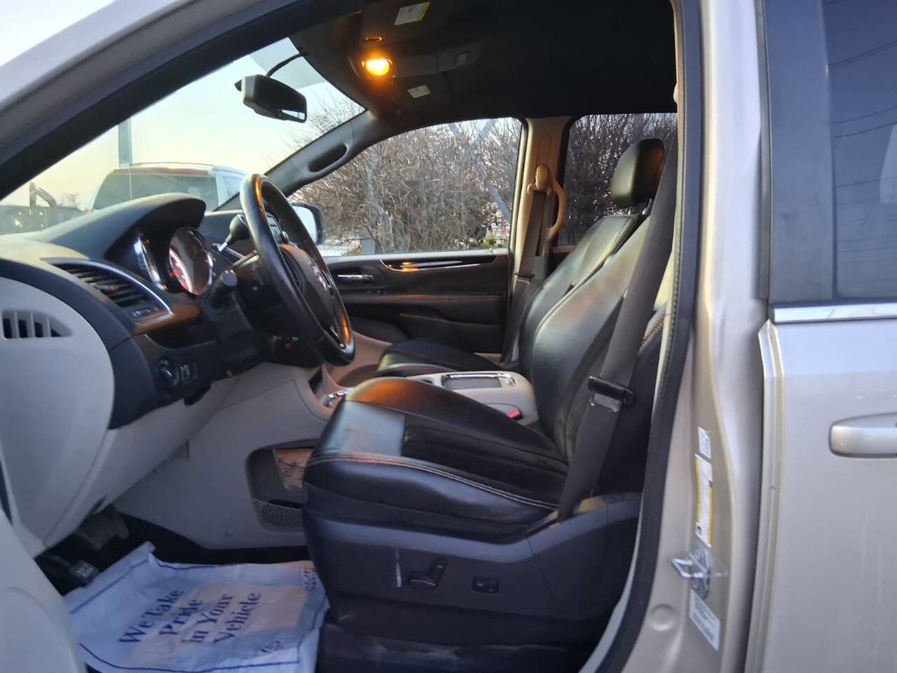 Used 2015 Dodge Grand Caravan SXT image 12