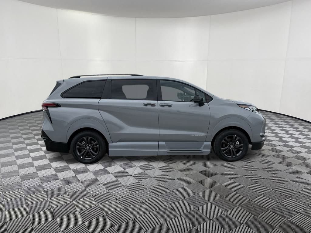 Used 2025 Toyota Sienna XSE image 2