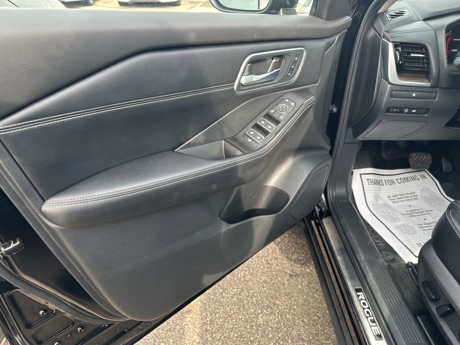 Used 2024 Nissan Rogue Platinum image 15