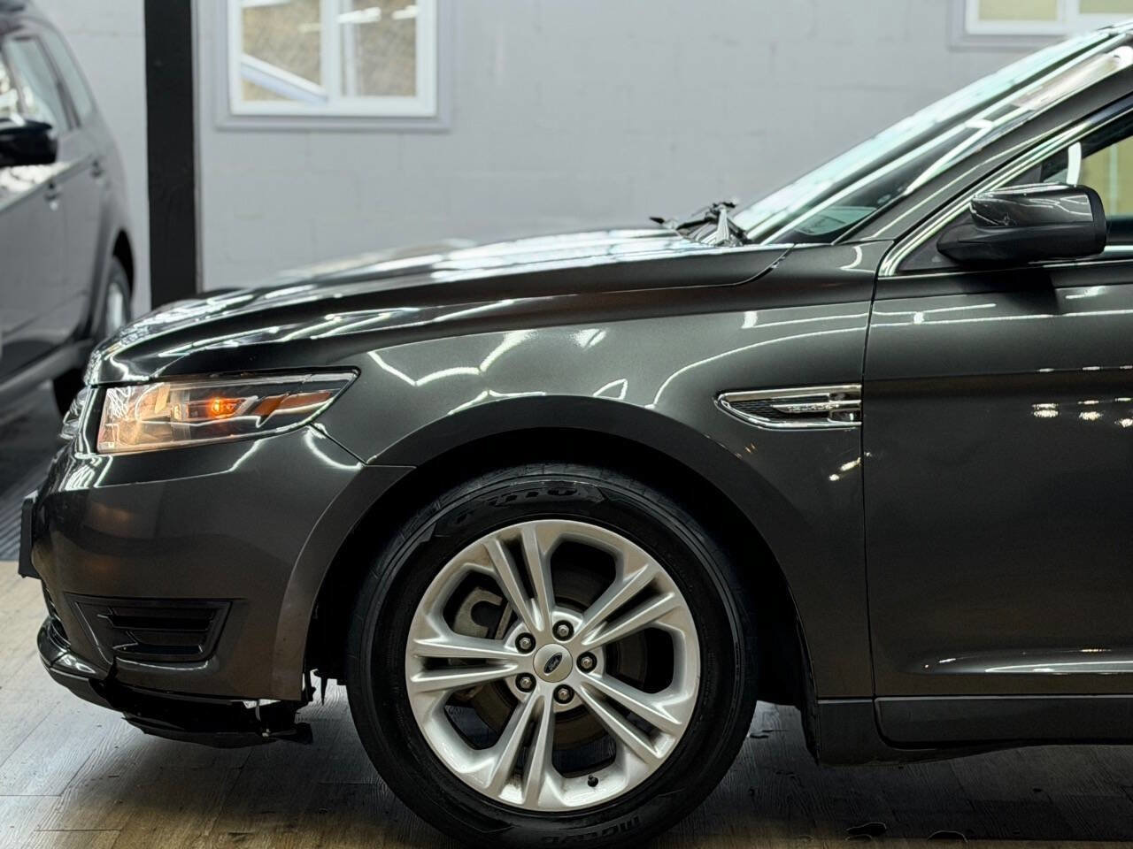 Used 2018 Ford Taurus SEL w/ Equipment Group 201A image 5