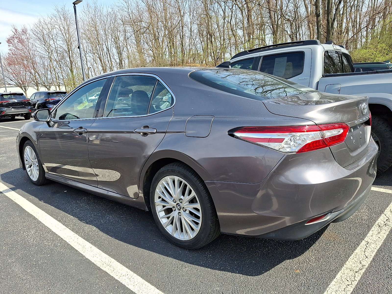 Used 2020 Toyota Camry XLE image 3