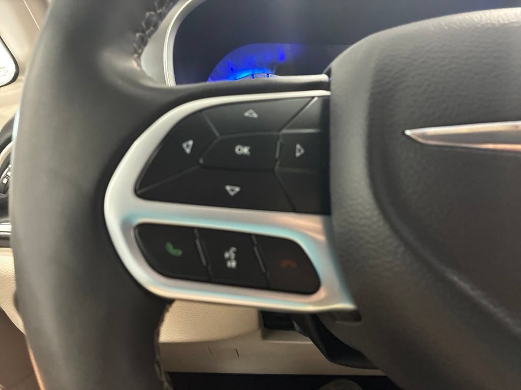 Used 2023 Chrysler Pacifica Touring-L FWD image 20