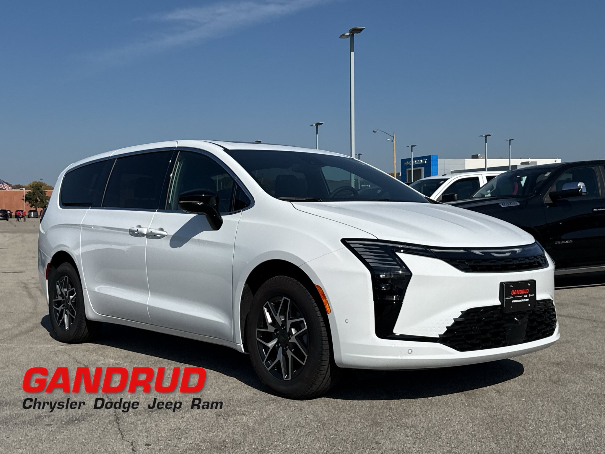 New 2027 Chrysler Pacifica Limited w/ Family Tech Group