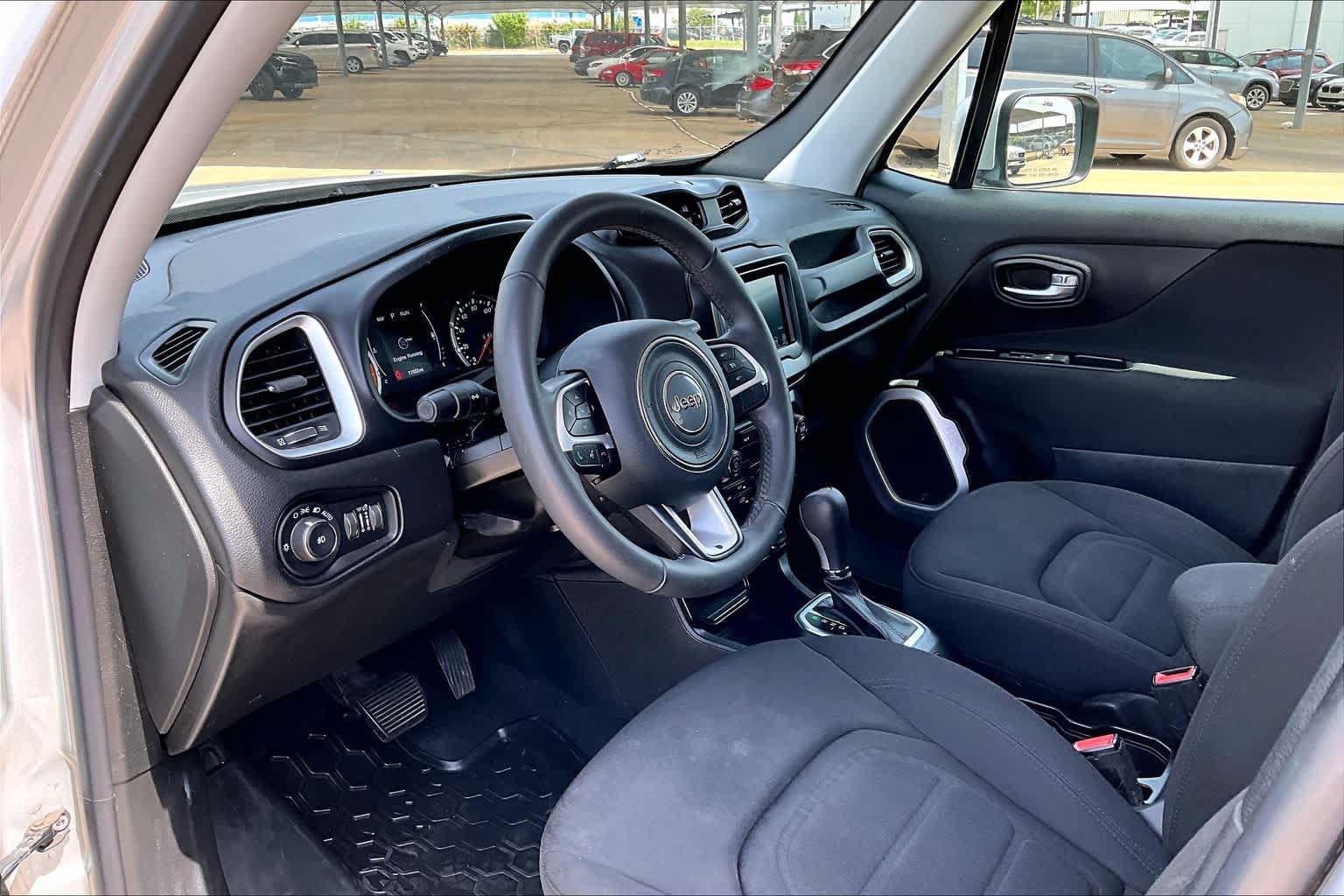 Used 2018 Jeep Renegade Latitude FWD image 16