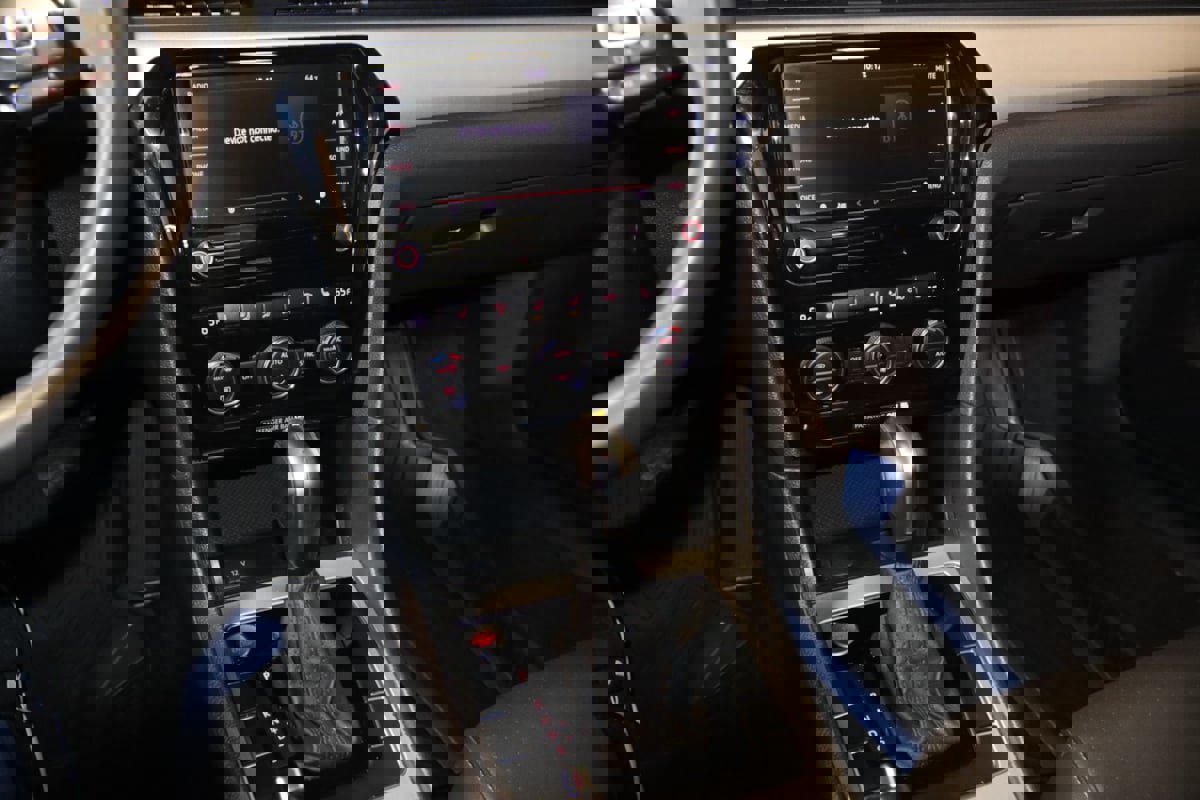 Used 2021 Volkswagen Passat 2.0T SE image 34