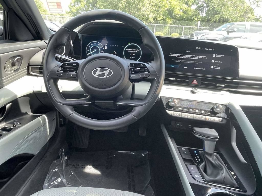 Used 2025 Hyundai Elantra Limited FWD image 16