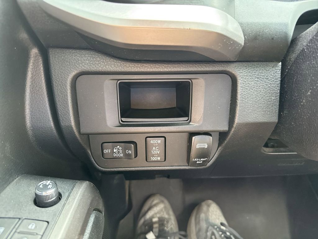 Used 2016 Toyota Tacoma Limited w/ Towing Package image 19