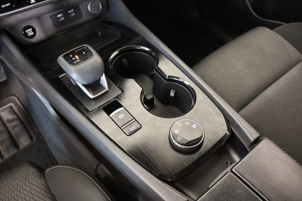 Used 2024 Nissan Rogue SV image 7