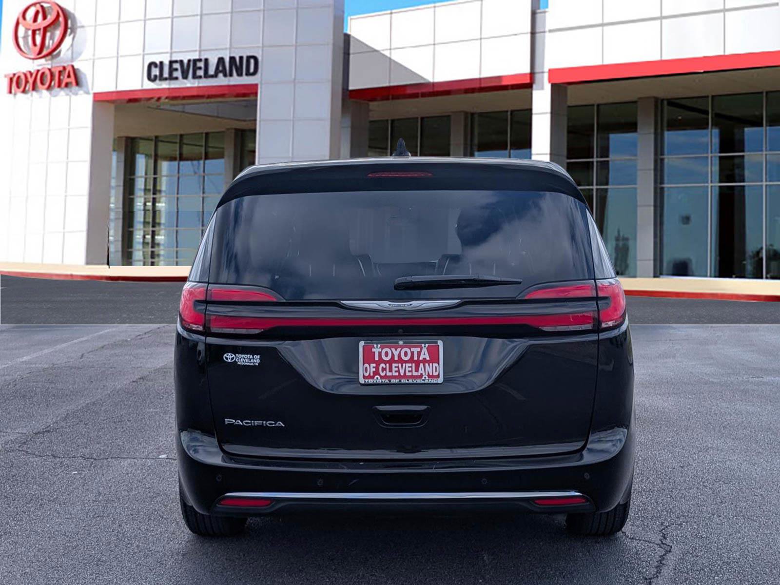 Used 2024 Chrysler Pacifica Touring-L image 6