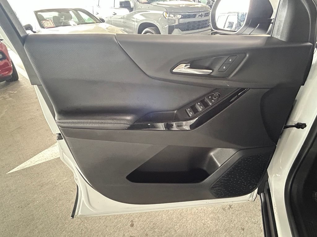 Used 2025 Chevrolet Equinox LT FWD image 17