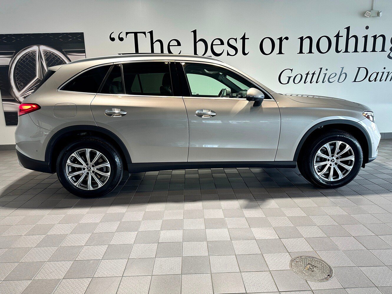 Used 2024 Mercedes-Benz GLC 300 4MATIC image 3