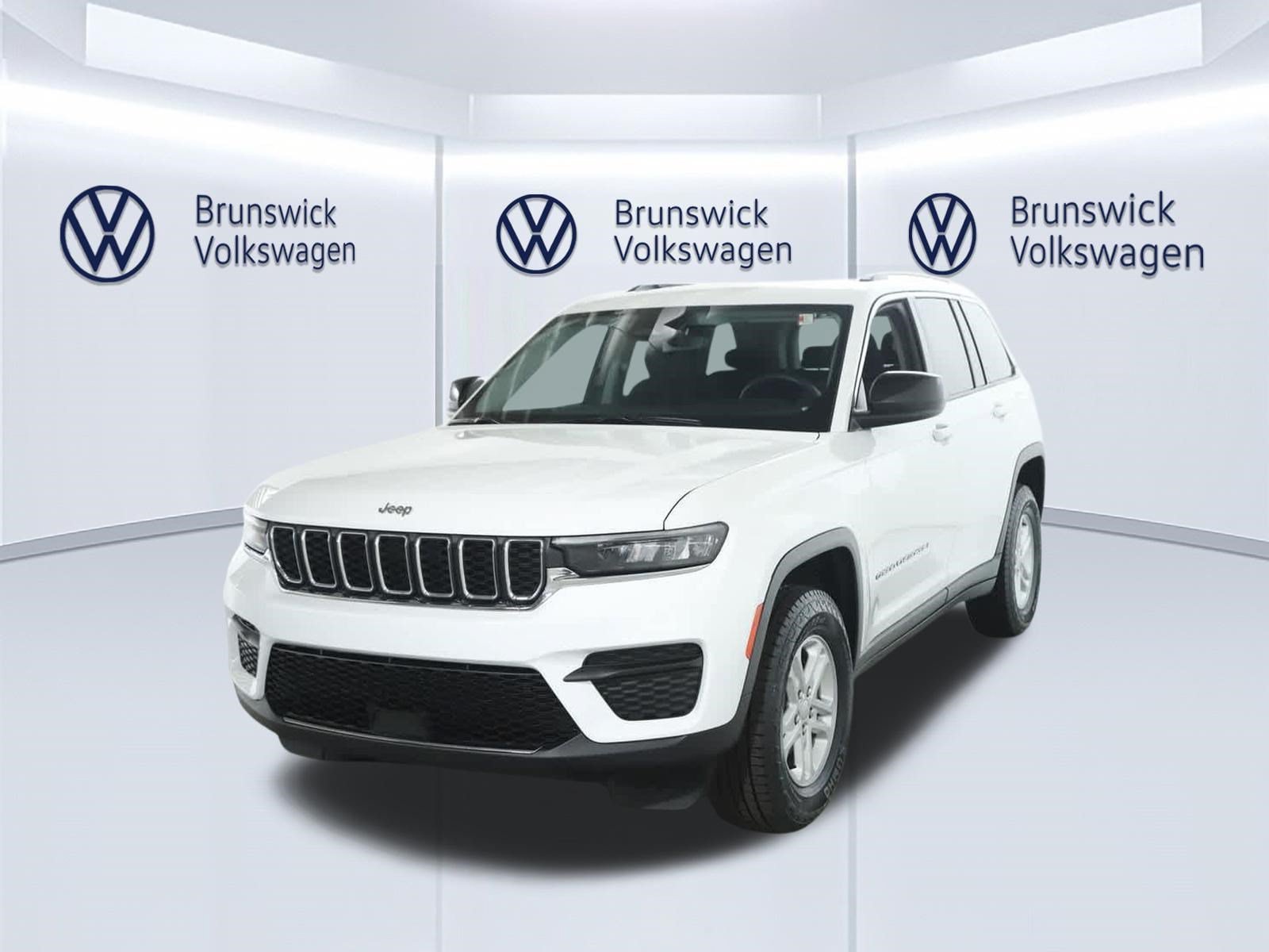 Used 2023 Jeep Grand Cherokee Laredo AWD/4WD image 1