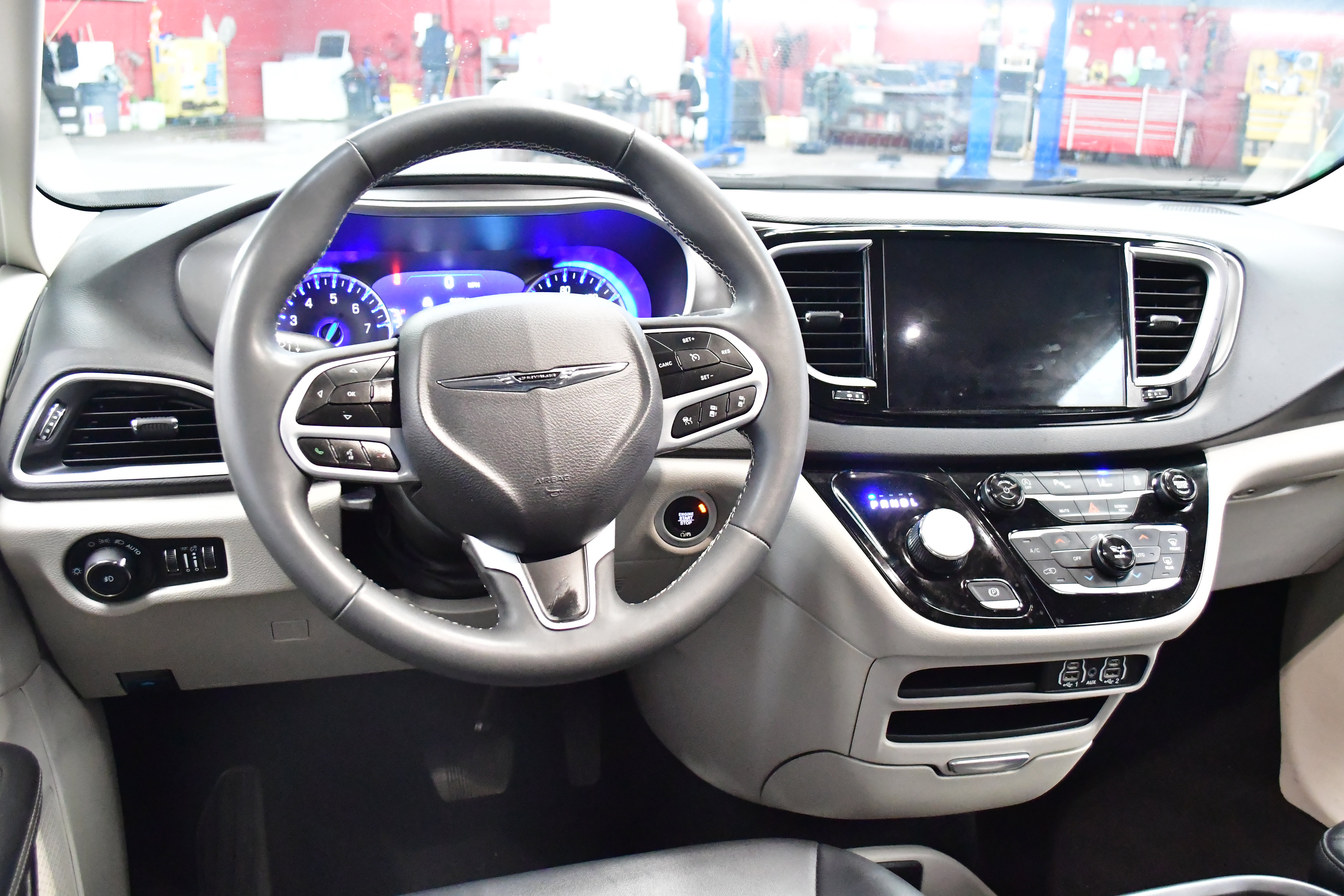 Used 2025 Chrysler Pacifica Select FWD image 8
