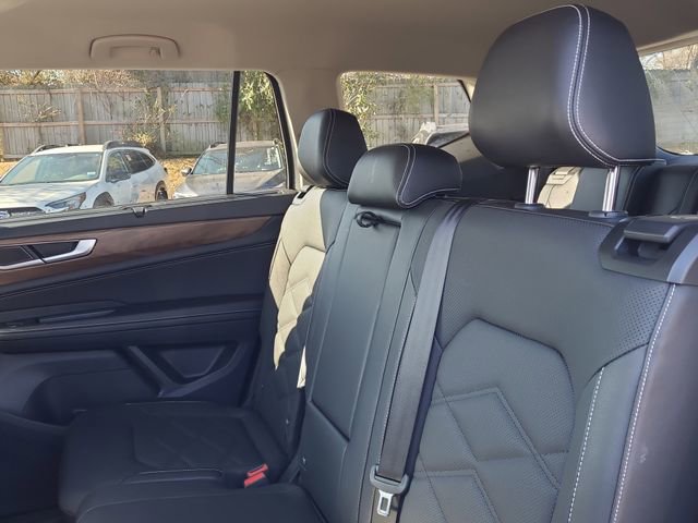 Used 2025 Volkswagen Atlas SE image 13