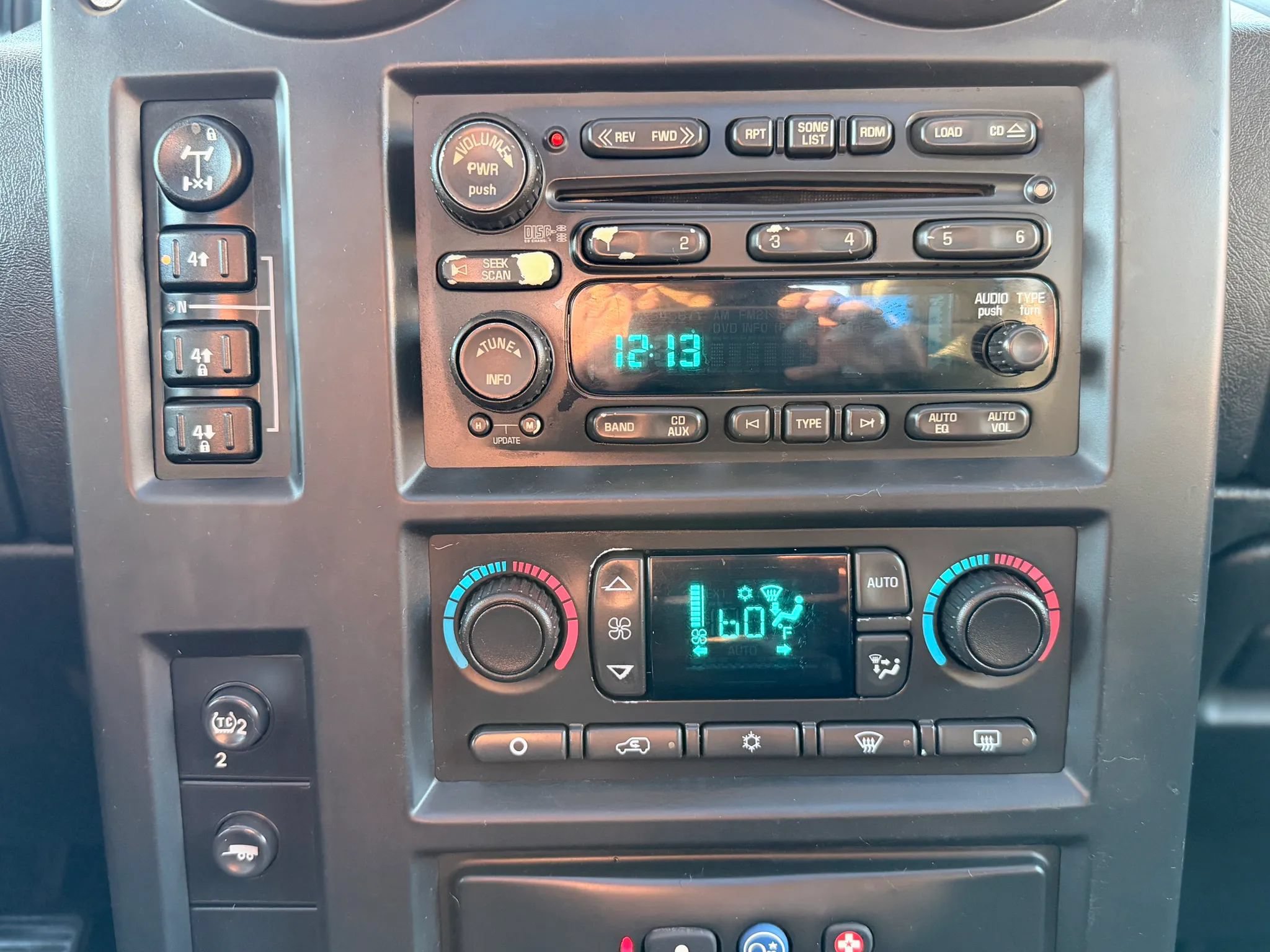 Used 2005 HUMMER H2 SUT w/ Preferred Equipment Group AWD/4WD image 32