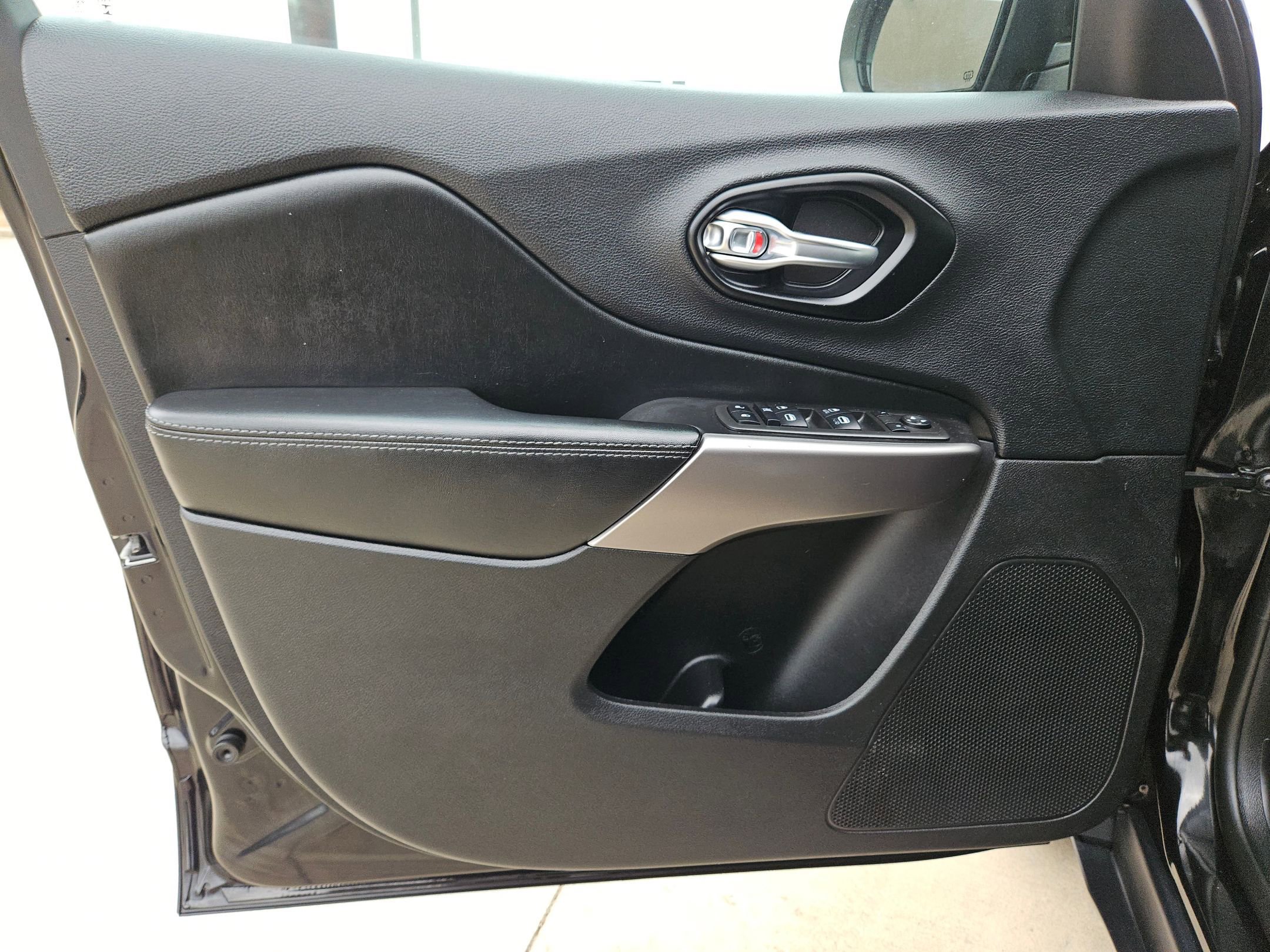 Used 2021 Jeep Cherokee Latitude w/ Mopar Interior Package image 11