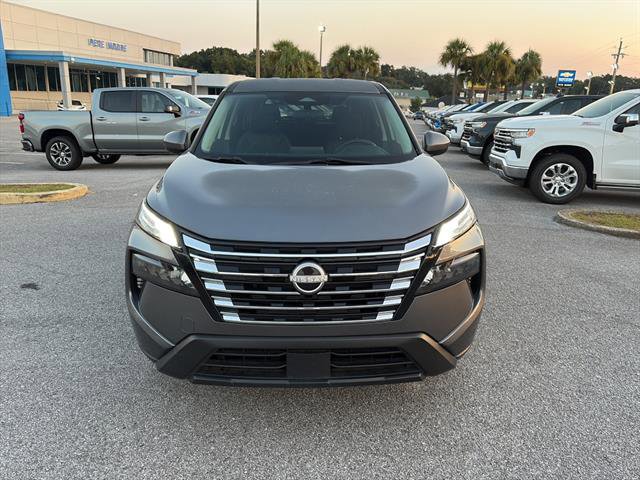 Used 2024 Nissan Rogue SV image 2