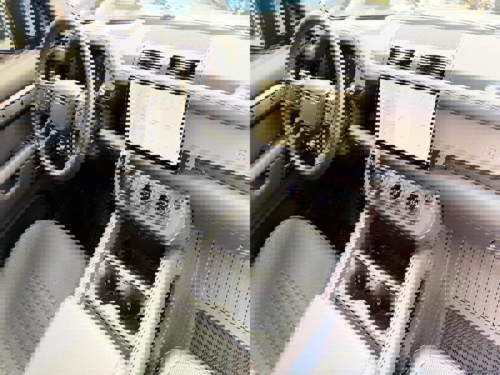 Used 2025 Land Rover Defender 110 AWD/4WD image 18