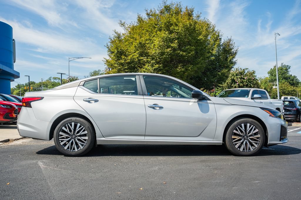 Used 2025 Nissan Altima 2.5 SV FWD image 3