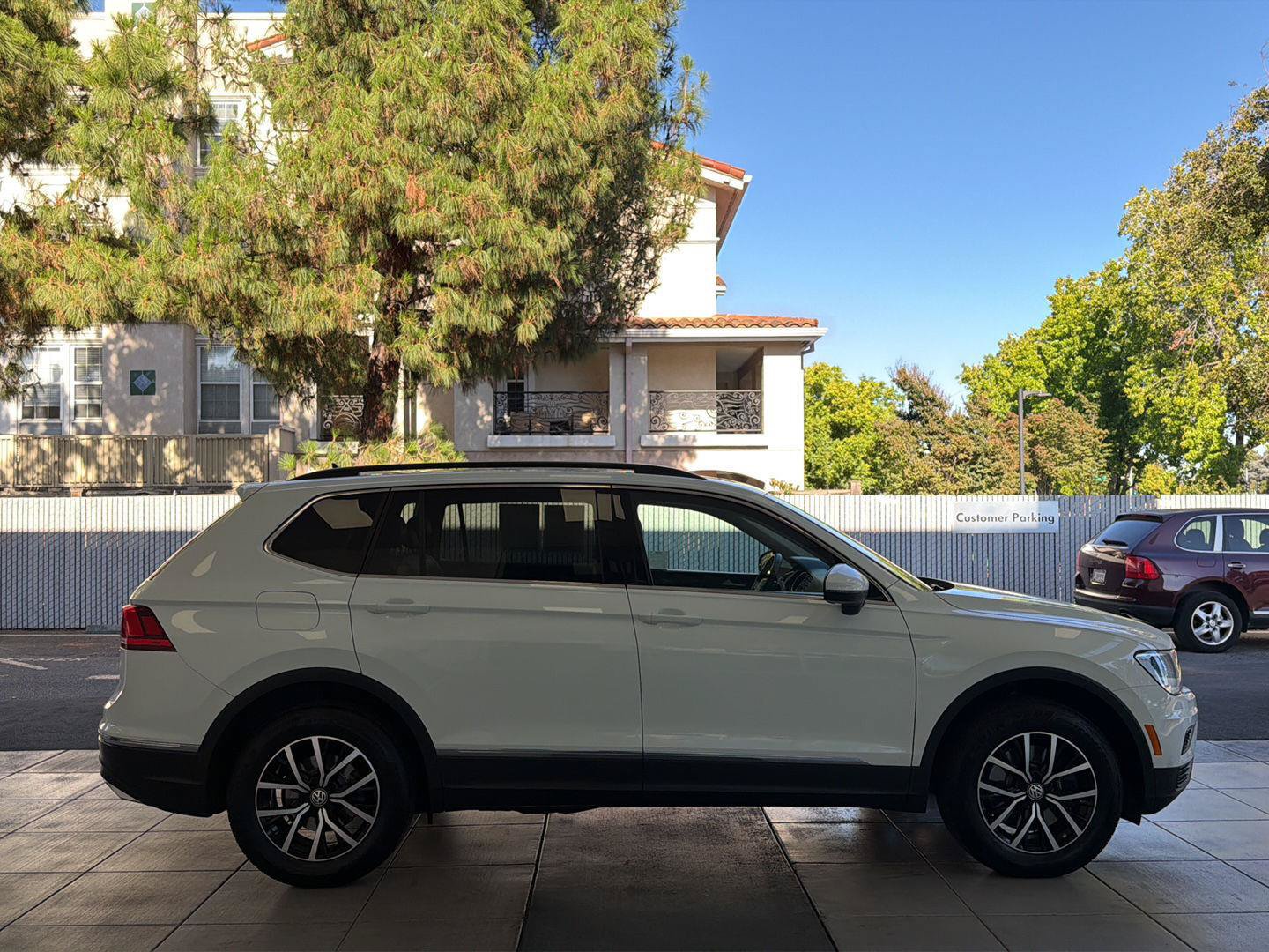Certified 2021 Volkswagen Tiguan SE w/ Panoramic Sunroof Package AWD/4WD image 6