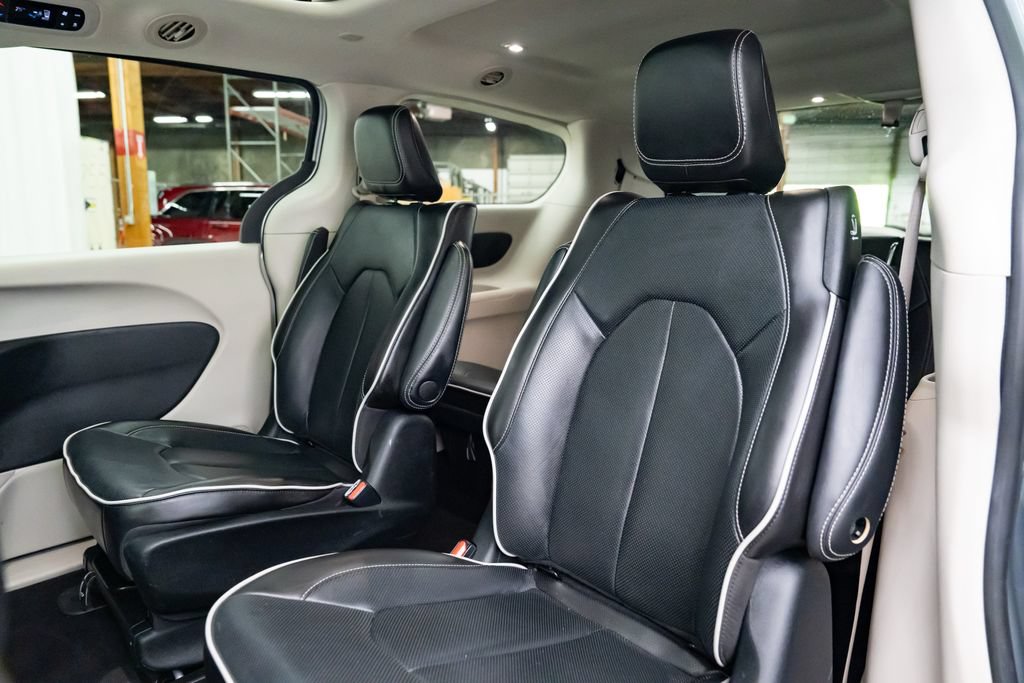 Used 2023 Chrysler Pacifica Limited FWD image 26