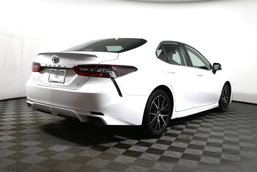 Used 2024 Toyota Camry SE w/ Cold Weather Package FWD image 11