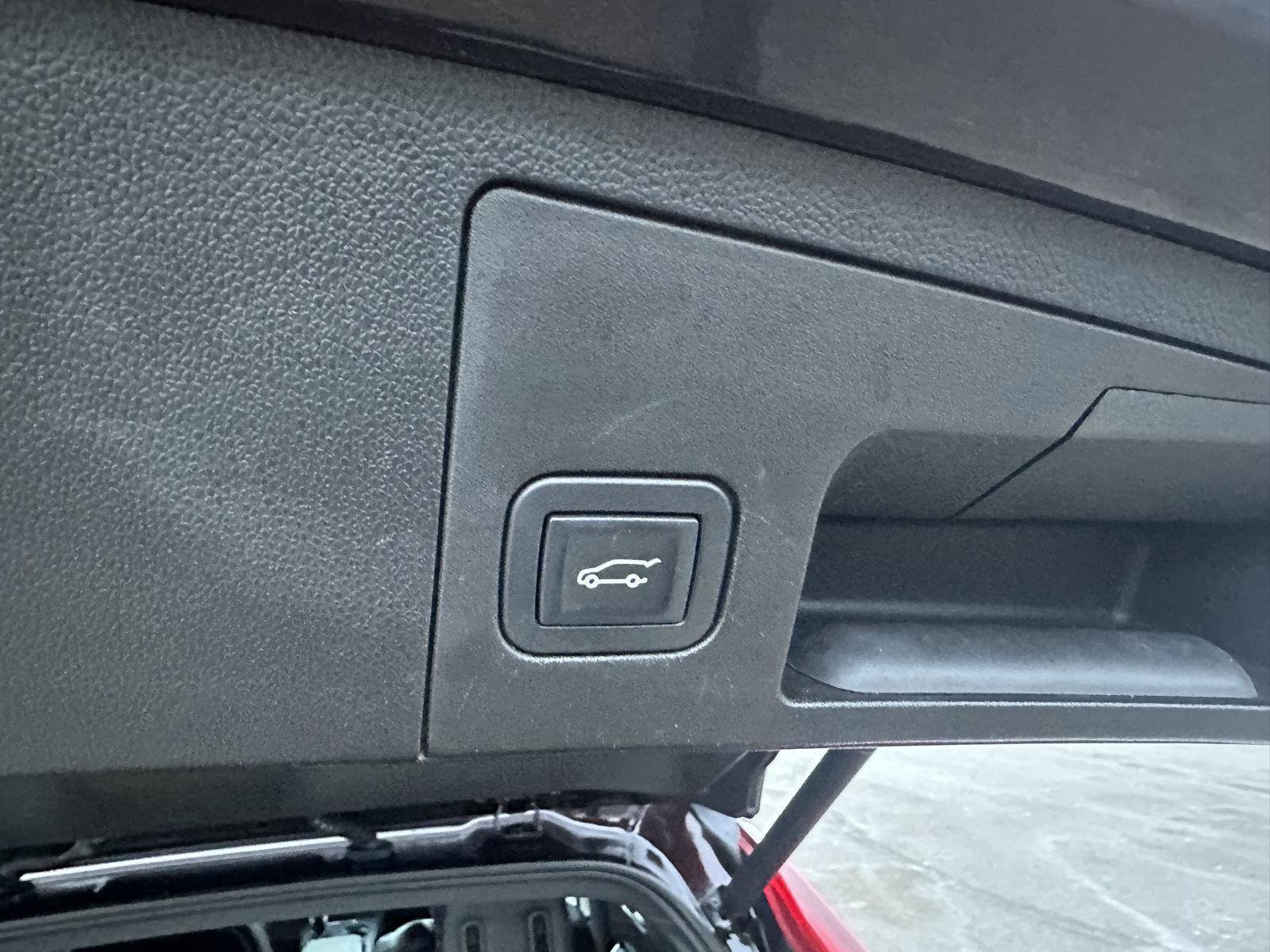 Used 2020 Cadillac XT4 Premium Luxury image 11