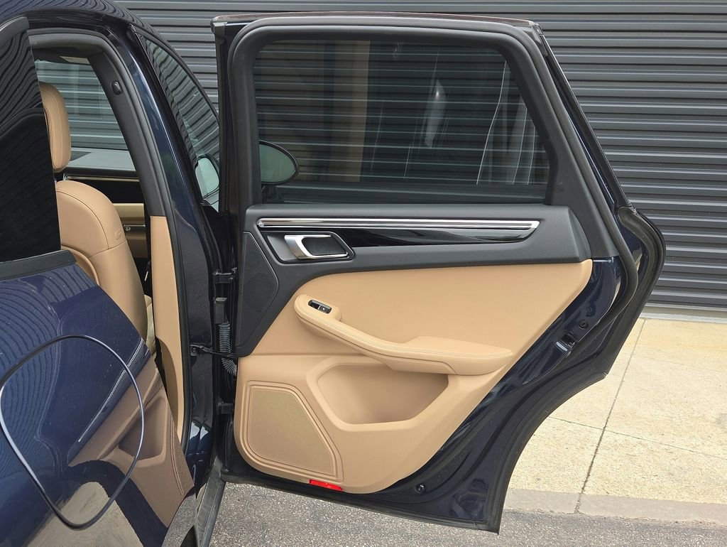 Certified 2021 Porsche Macan AWD/4WD image 22