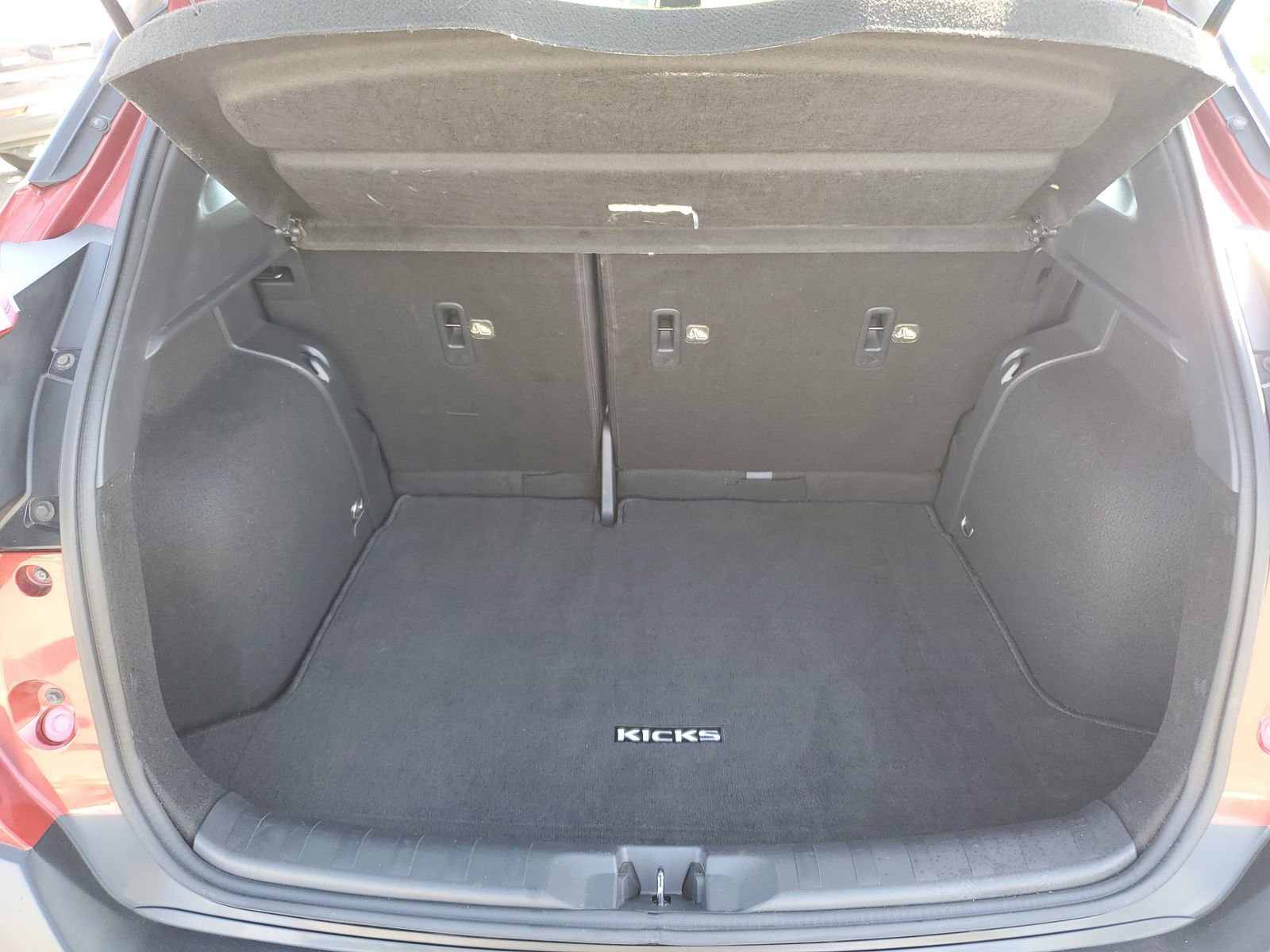 Used 2018 Nissan Kicks SV image 9