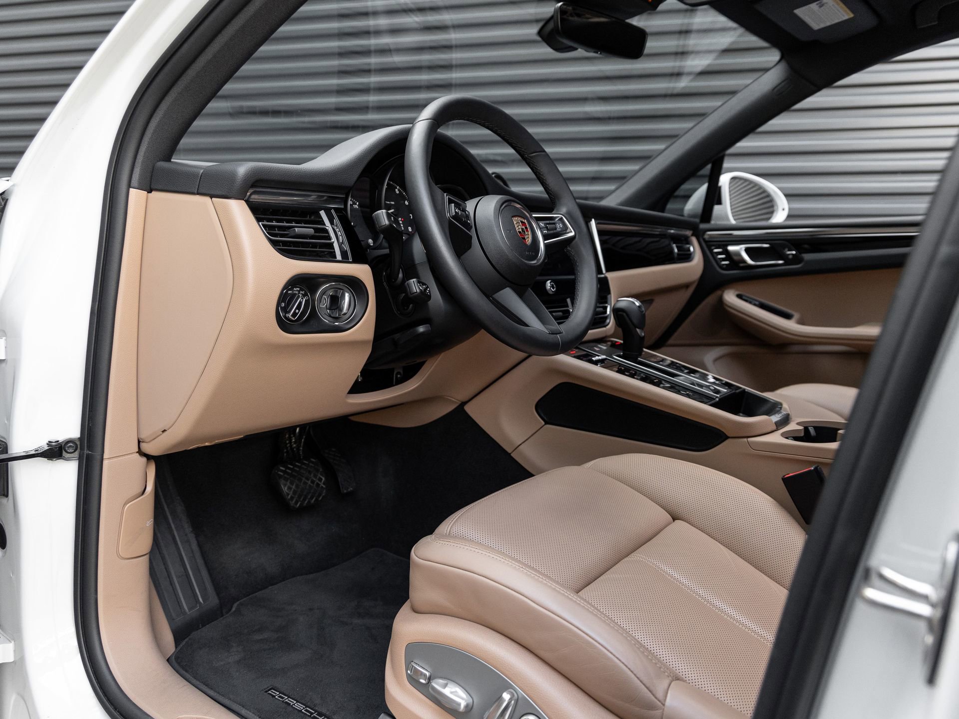 Certified 2025 Porsche Macan AWD/4WD image 4