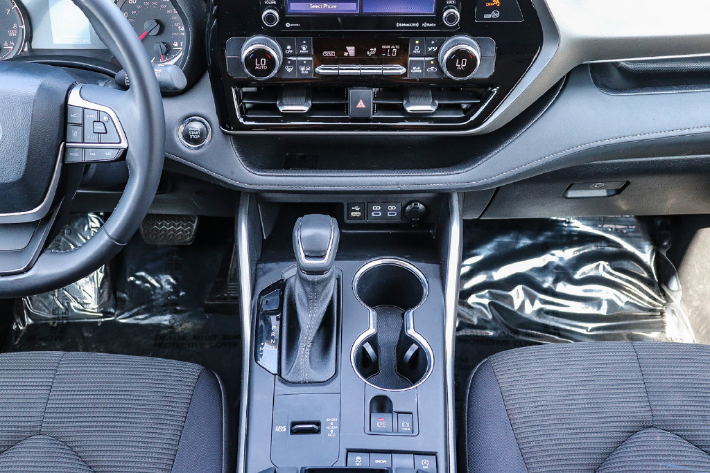 Used 2022 Toyota Highlander LE FWD image 12