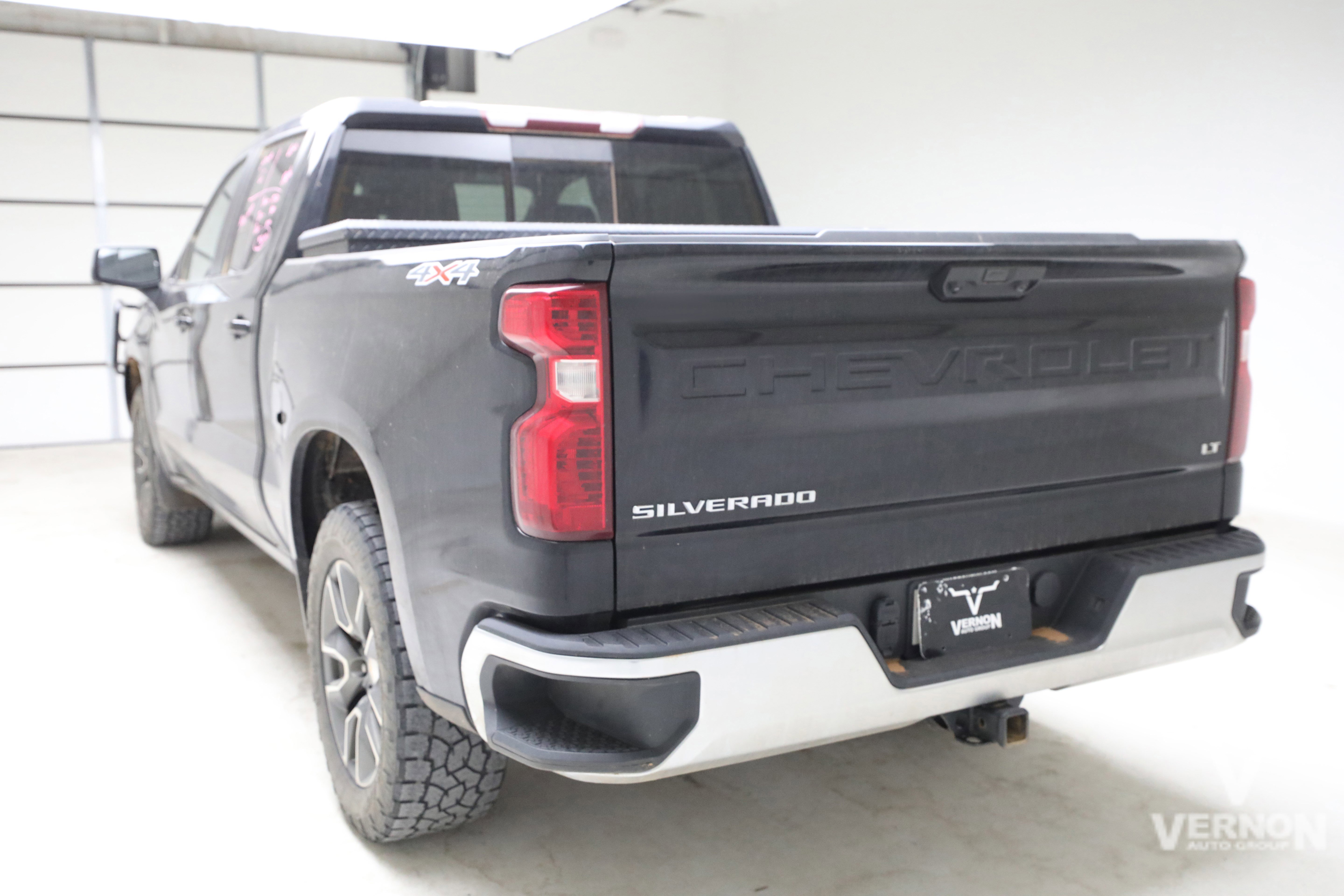 Used 2023 Chevrolet Silverado 1500 LT w/ Leather Package AWD/4WD image 2