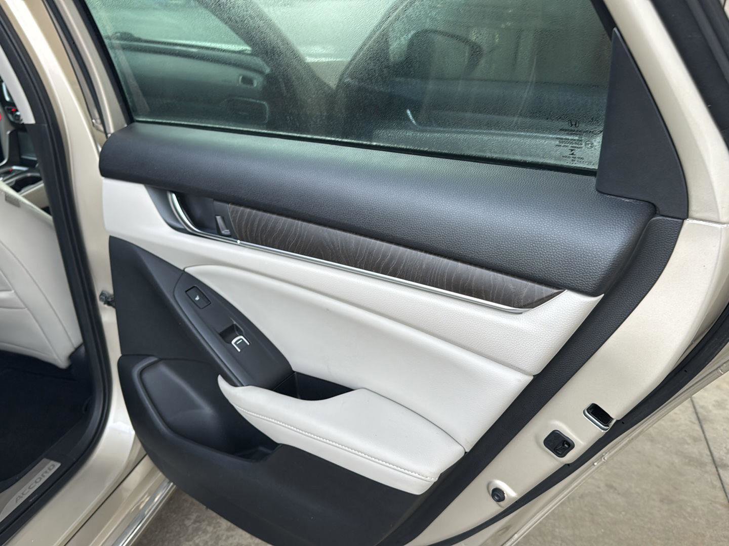 Used 2018 Honda Accord Touring image 13
