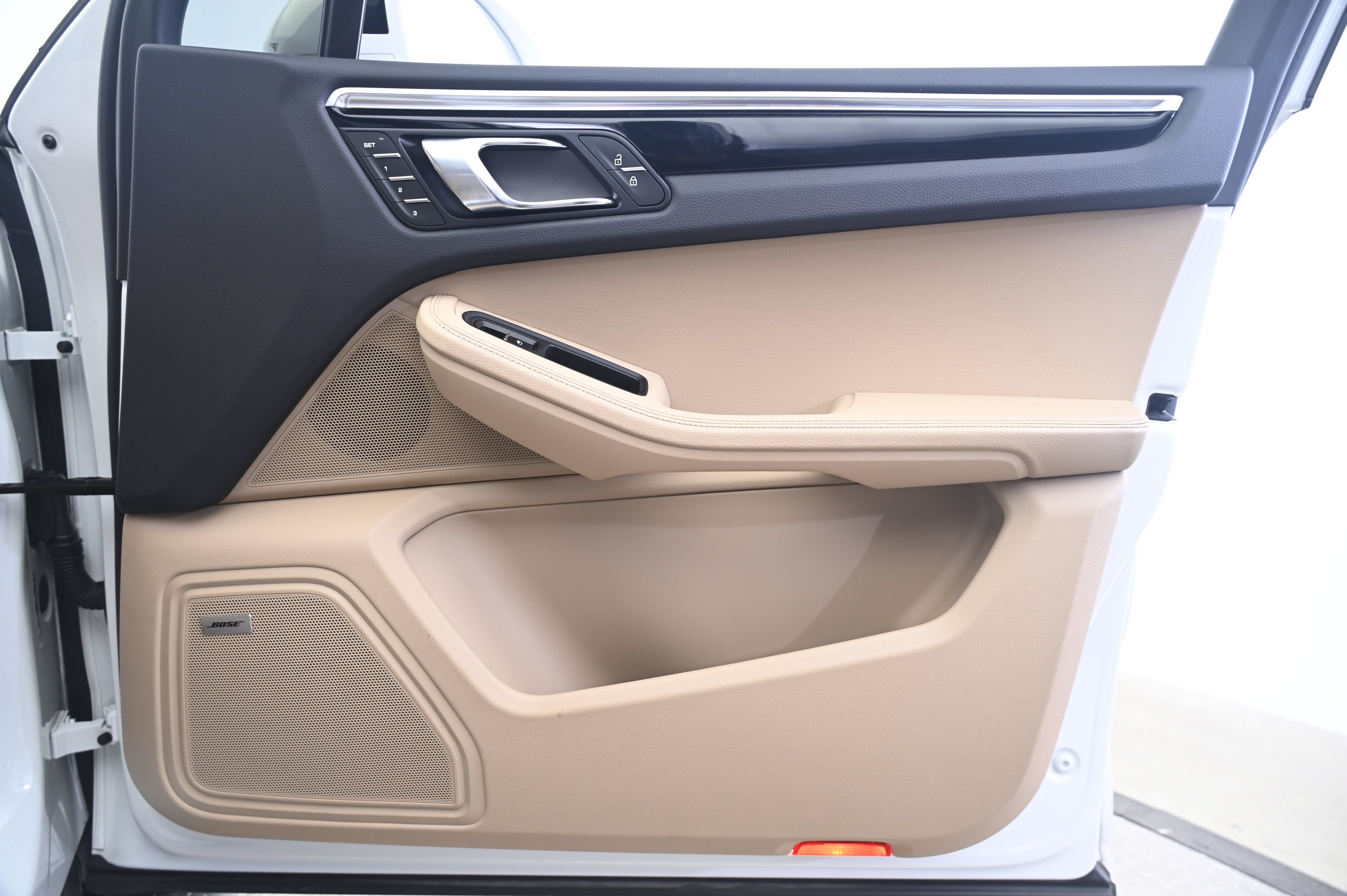 Certified 2024 Porsche Macan AWD/4WD image 20