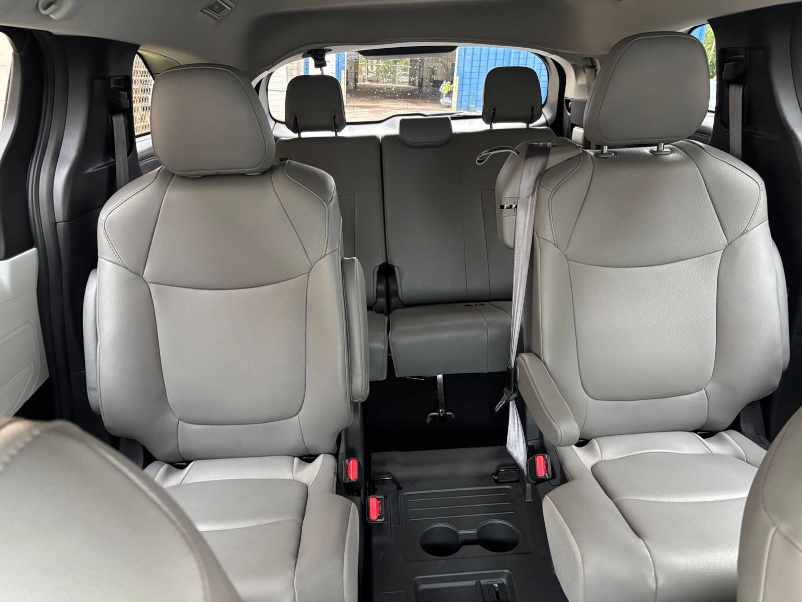 Used 2025 Toyota Sienna XLE FWD image 42