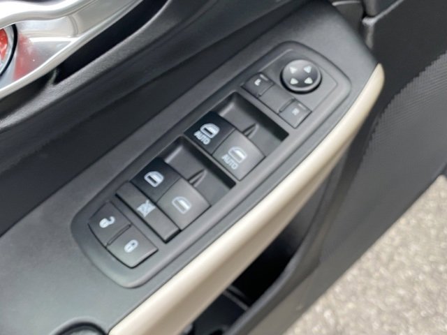 Used 2018 Jeep Cherokee Limited image 12