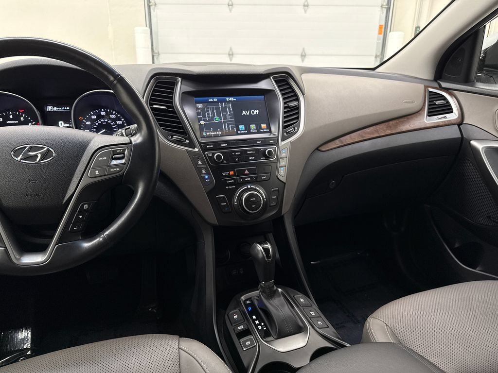 Used 2019 Hyundai Santa Fe XL AWD/4WD image 16