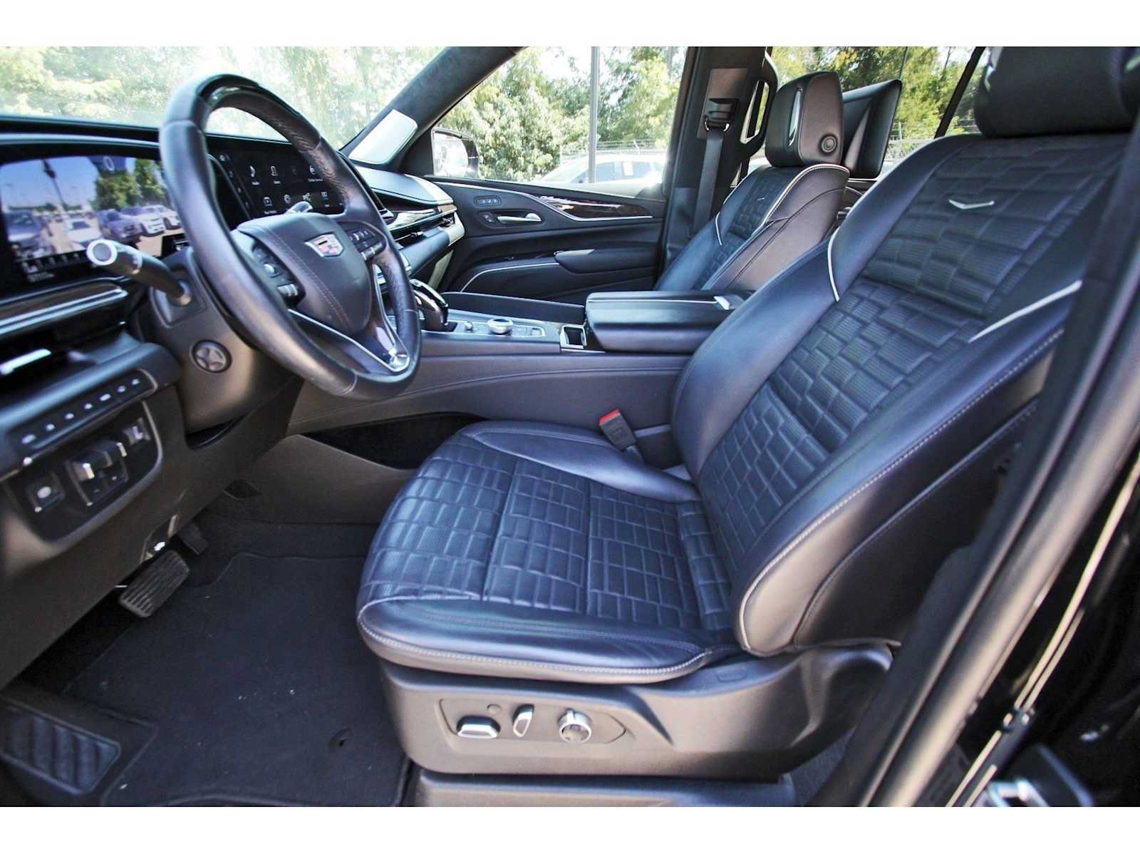 Used 2024 Cadillac Escalade Sport Platinum w/ LPO, ONYX Package AWD/4WD image 13