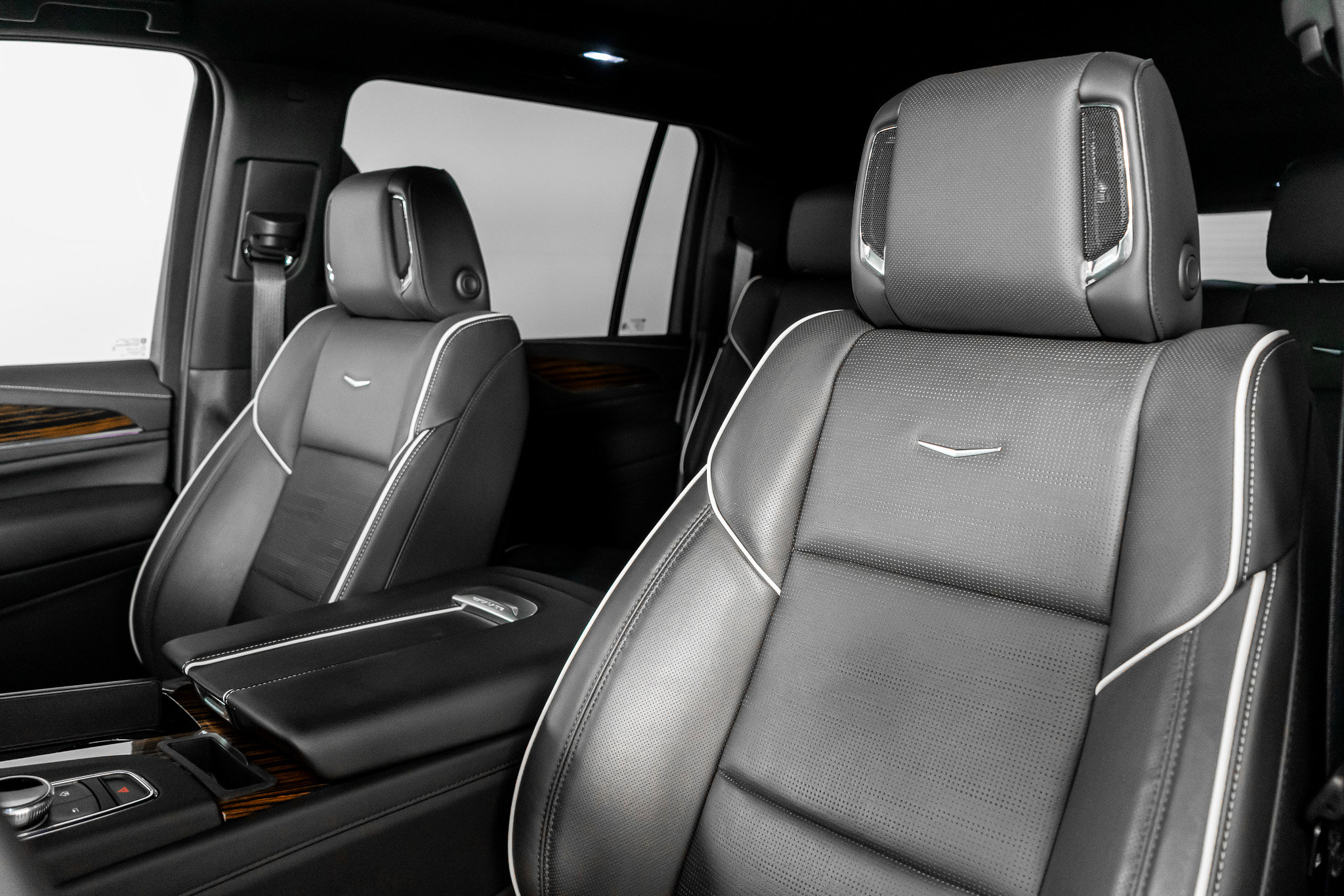 Used 2024 Cadillac Escalade ESV Premium Luxury image 3