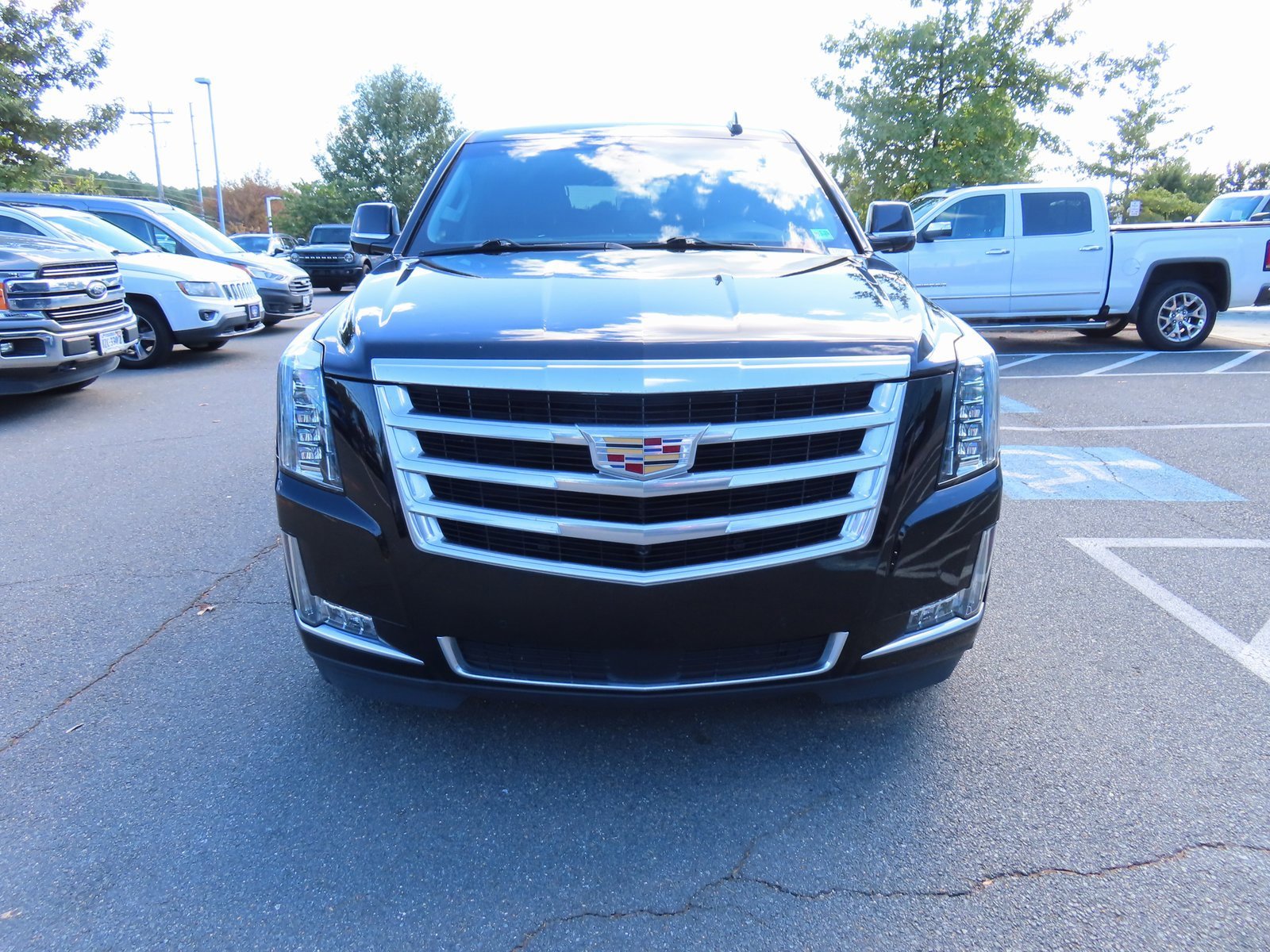 Used 2020 Cadillac Escalade ESV Premium Luxury image 2