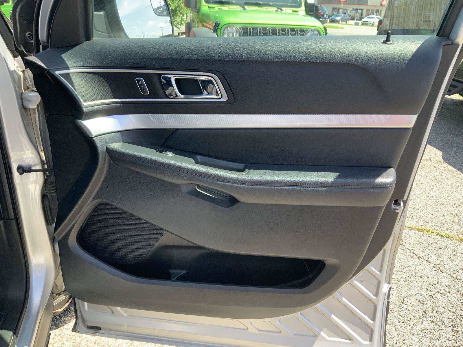 Used 2017 Ford Explorer XLT FWD image 50
