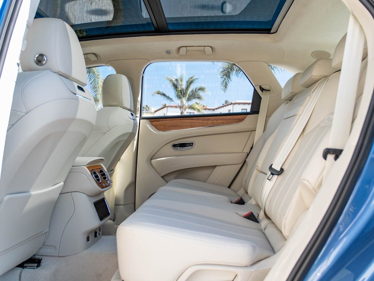 Used 2025 Bentley Bentayga Plug-In Hybrid image 19